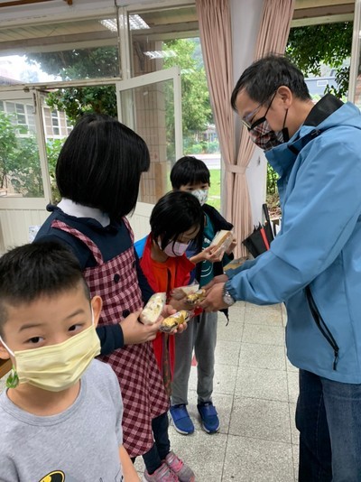 愛與健康幸福家庭-親子食作‧食在有趣，校長頒發獎品